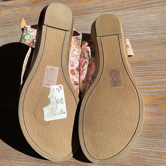 Girls Eva Blowfish sandals (NWT) - Picture 3 of 9